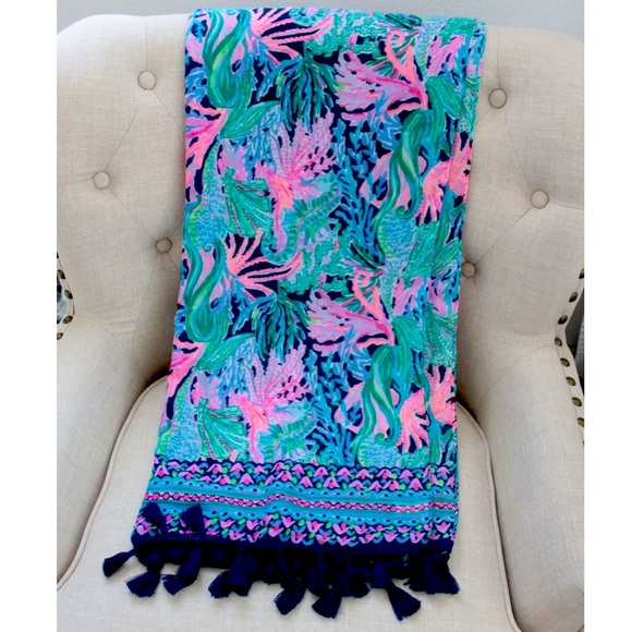 RARE LILLY PULITZER RESORT
SCARF WRAP LILLIAN
OVERSIZED BLANKET
ENGINEERED WRAP - Picture 2 of 8